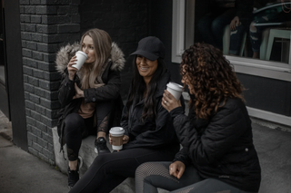 Athleisure và văn hóa cà phê: Khi trang phục trở thành một phần của trải nghiệm sống đô thị